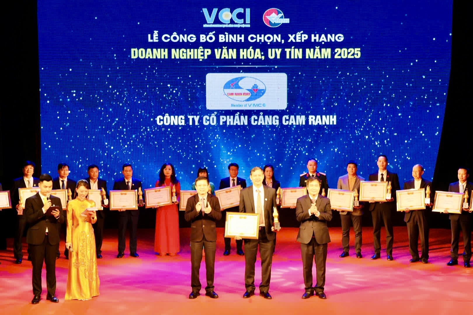 CẢNG CAM RANH ĐƯỢC VINH DANH LÀ MỘT TRONG 20 “DOANH NGHIỆP VĂN HÓA, UY TÍN NĂM 2025”