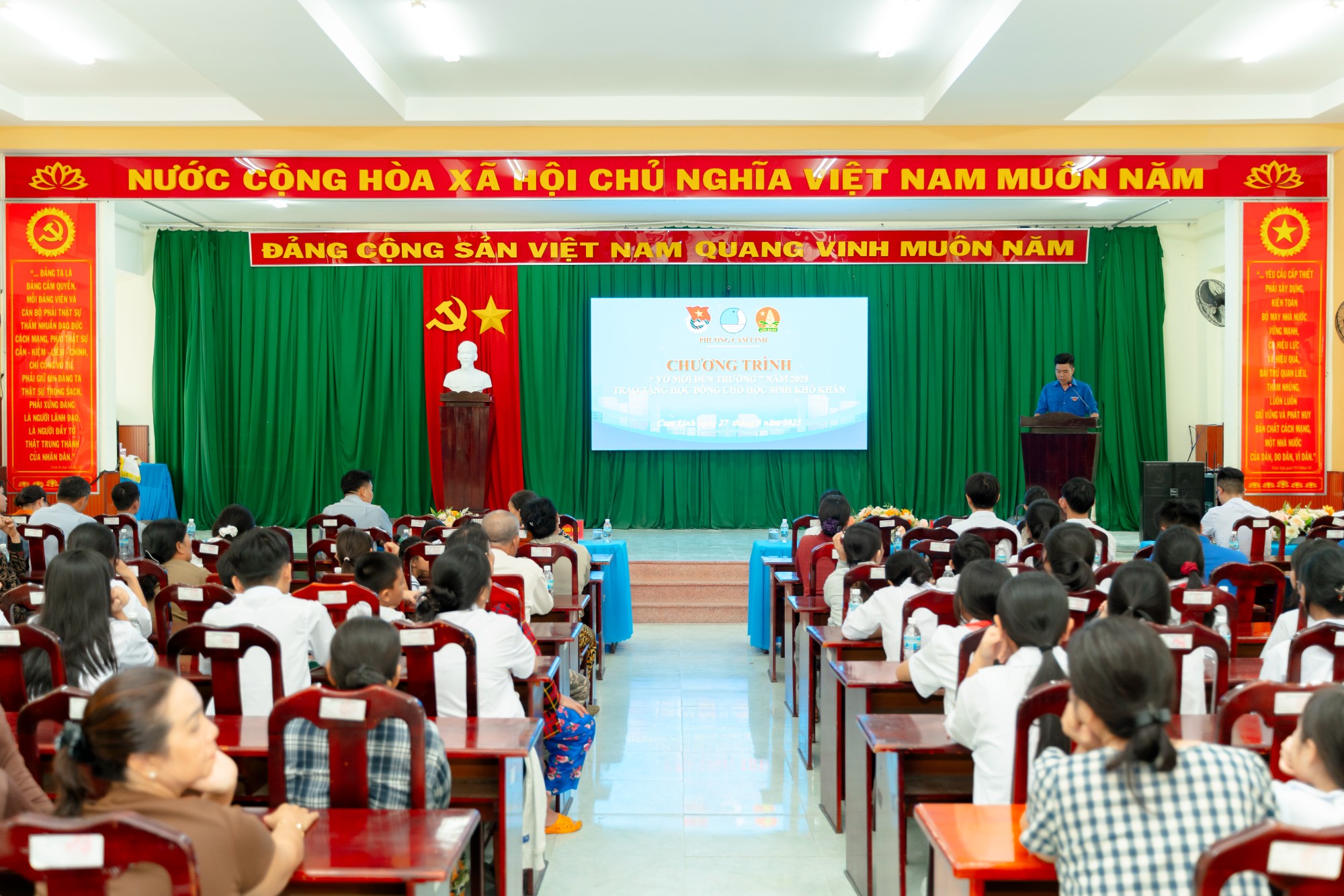 CHI ĐOÀN CẢNG CAM RANH ĐỒNG HÀNH CÙNG CHƯƠNG TRÌNH “VỞ MỚI ĐẾN TRƯỜNG” NĂM 2025 – TRAO HỌC BỔNG CHO HỌC SINH NGHÈO HIẾU HỌC