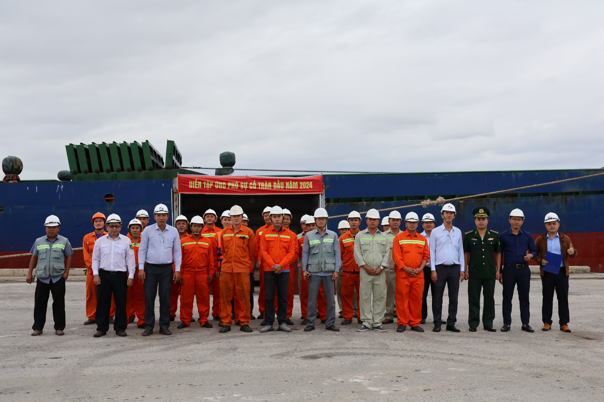 CẢNG CAM RANH TỔ CHỨC THỰC TẬP ỨNG PHÓ SỰ CỐ TRÀN DẦU NĂM 2024